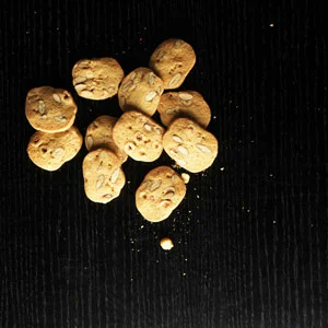 A base di frolla con aggiunta di nocciole e mandorle intere