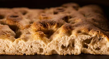 Focaccia romana, alta idratazione, pochissimo lievito di birra, lunga maturazione