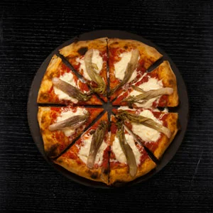 Pizza con radicchio dell'orso e formagella valsabbina
